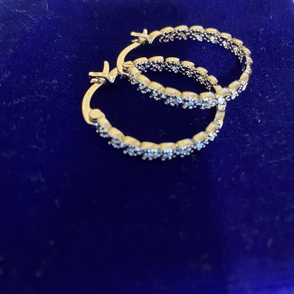 2️⃣2️⃣5️⃣NWOT Classic Diamond Hoop Earrings, 1 Inch - Picture 6 of 7